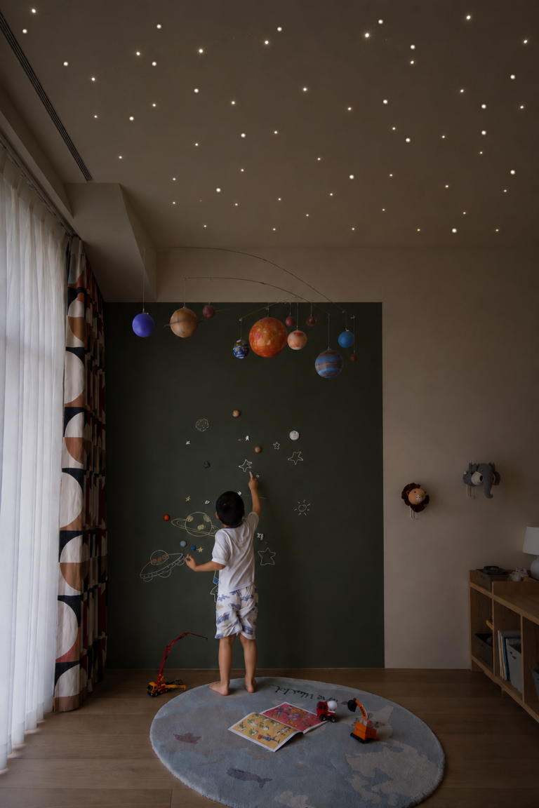 Cameretta con cielo stellato a fibre ottiche COBB sul soffitto e parete del sistema solare, bambino che gioca