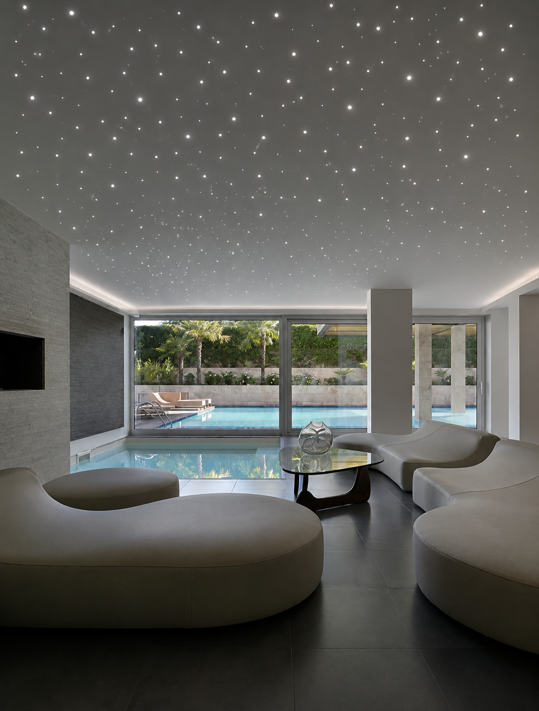 Lounge wellness con cielo stellato Cobb e vetrata su piscina esterna