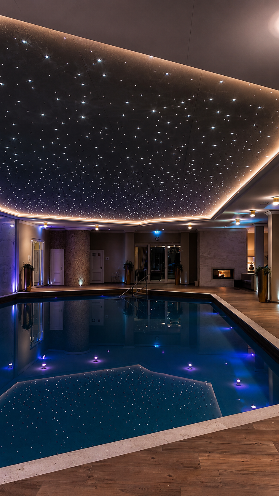 Piscina indoor con cielo stellato Cobb a fibre ottiche su soffitto blu notte